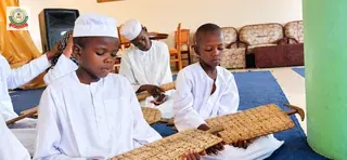 صغار الدارسين مع ألواح القرآن في الخلوة.