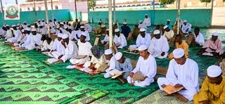 التعلّم في ساحة مظللة من رحاب المجمع.