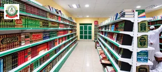 مشهد عام للمكتبة العامة ورفوف الكتب في رحاب المجمع.
