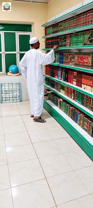 المطالعة والرجوع إلى الكتب في المكتبة العامة بالمجمع.